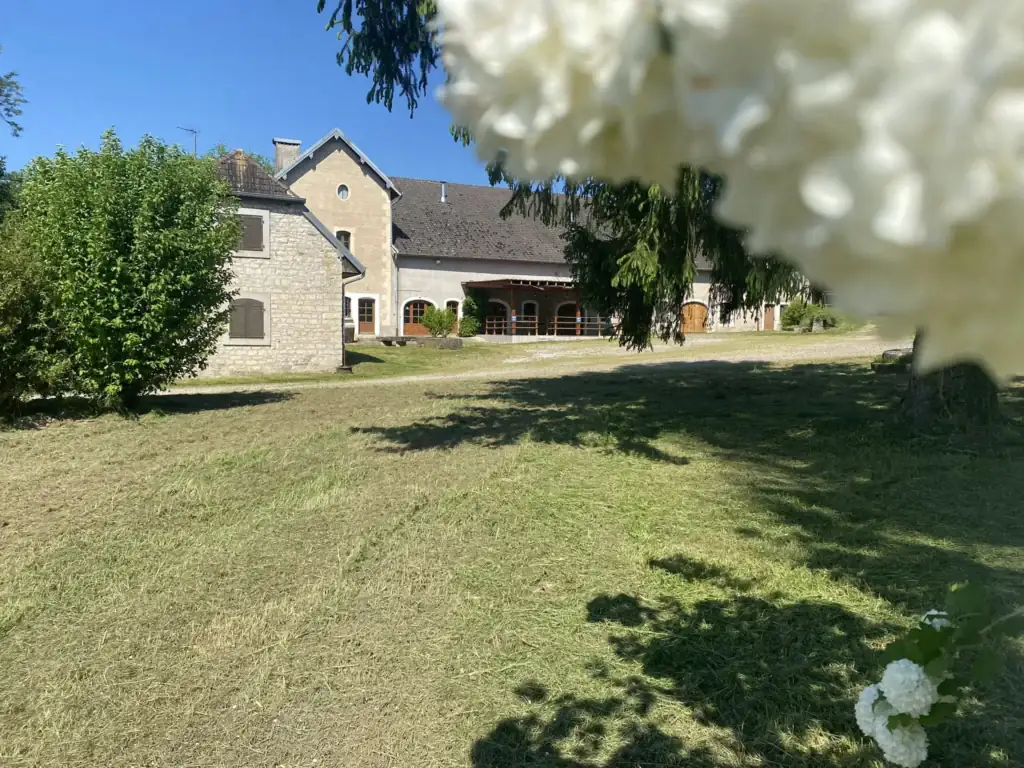 Extérieur Fleuri de l'Auberge